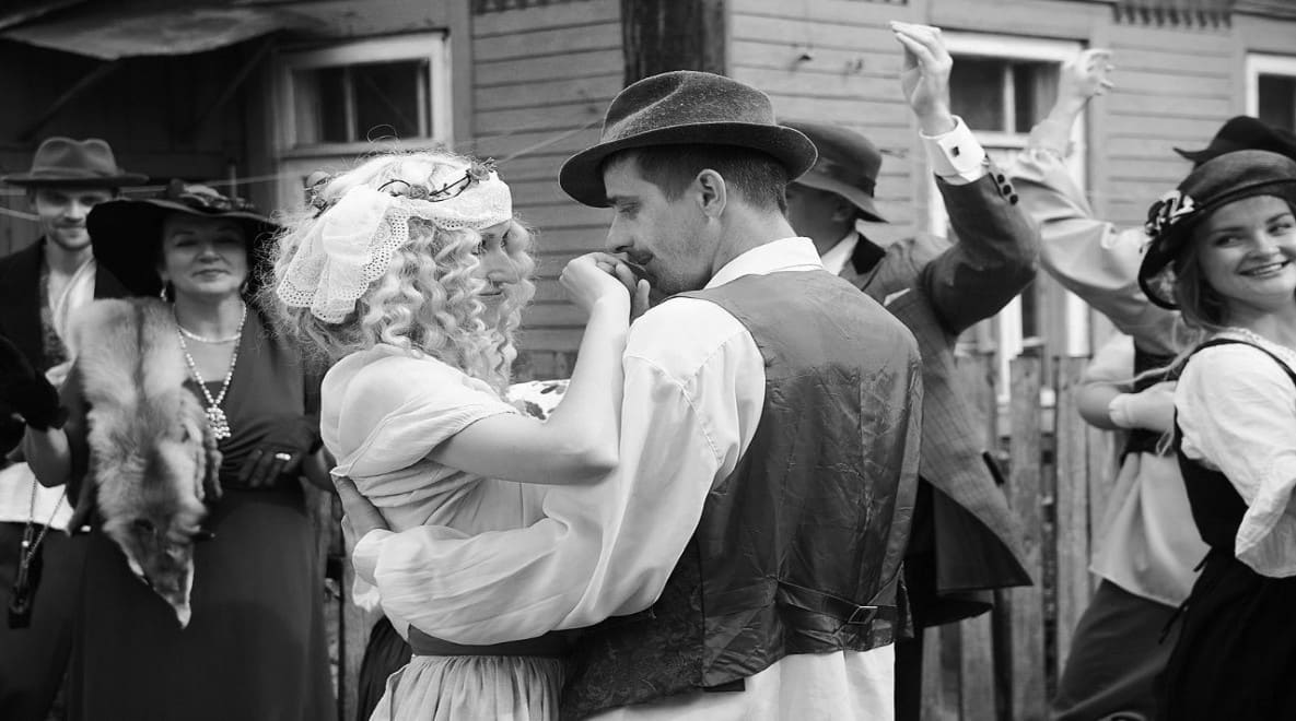 Šmulik dancing with Rebeka and kissing her fingers