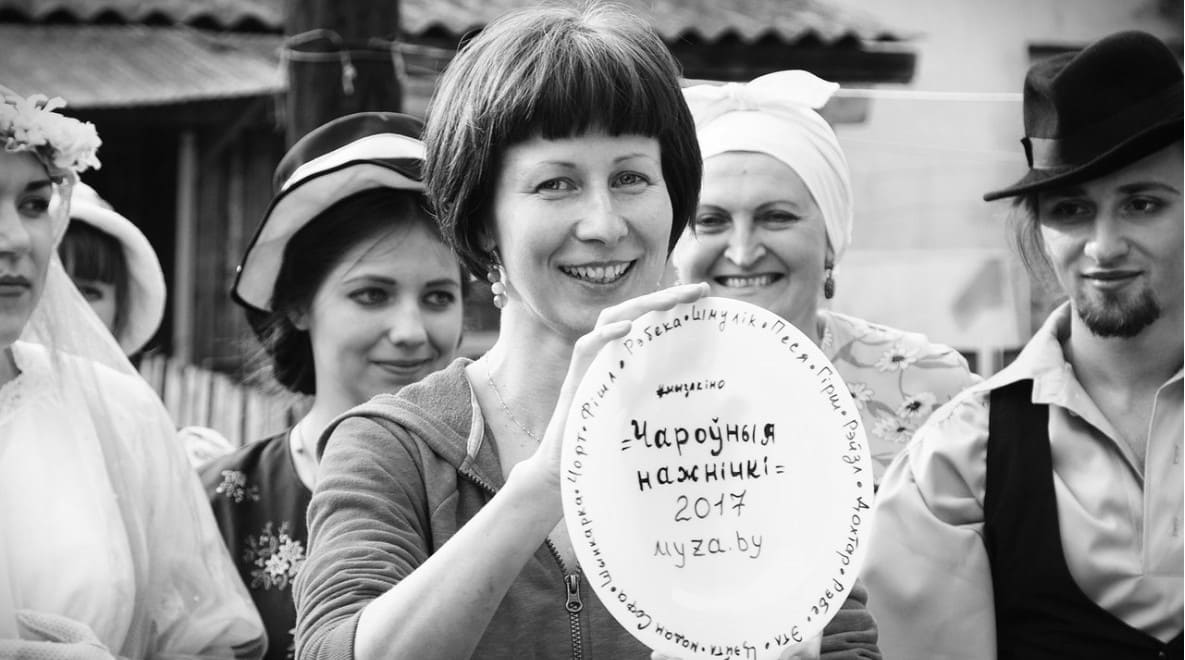 Participants of the film production – Filmmaker Nata Hołava up the front, holding the plate with film name, year of production and link myza.by as well as actors names