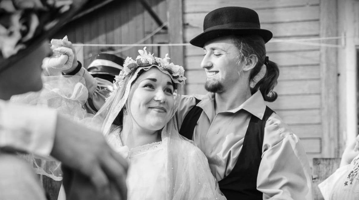 Happy Rejzł and Fišł are dancing at their wedding