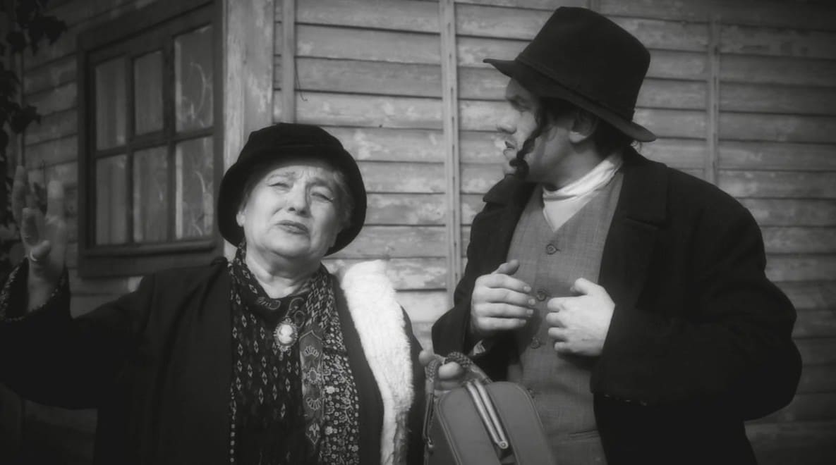 Piesia is complaining to rabbi about Rejzł being sold to marriage by Hirš