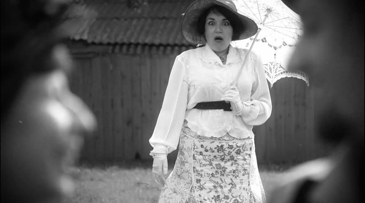 Rejzł sees her lover flirting with auntie Sofa’s girls in the middle of the street